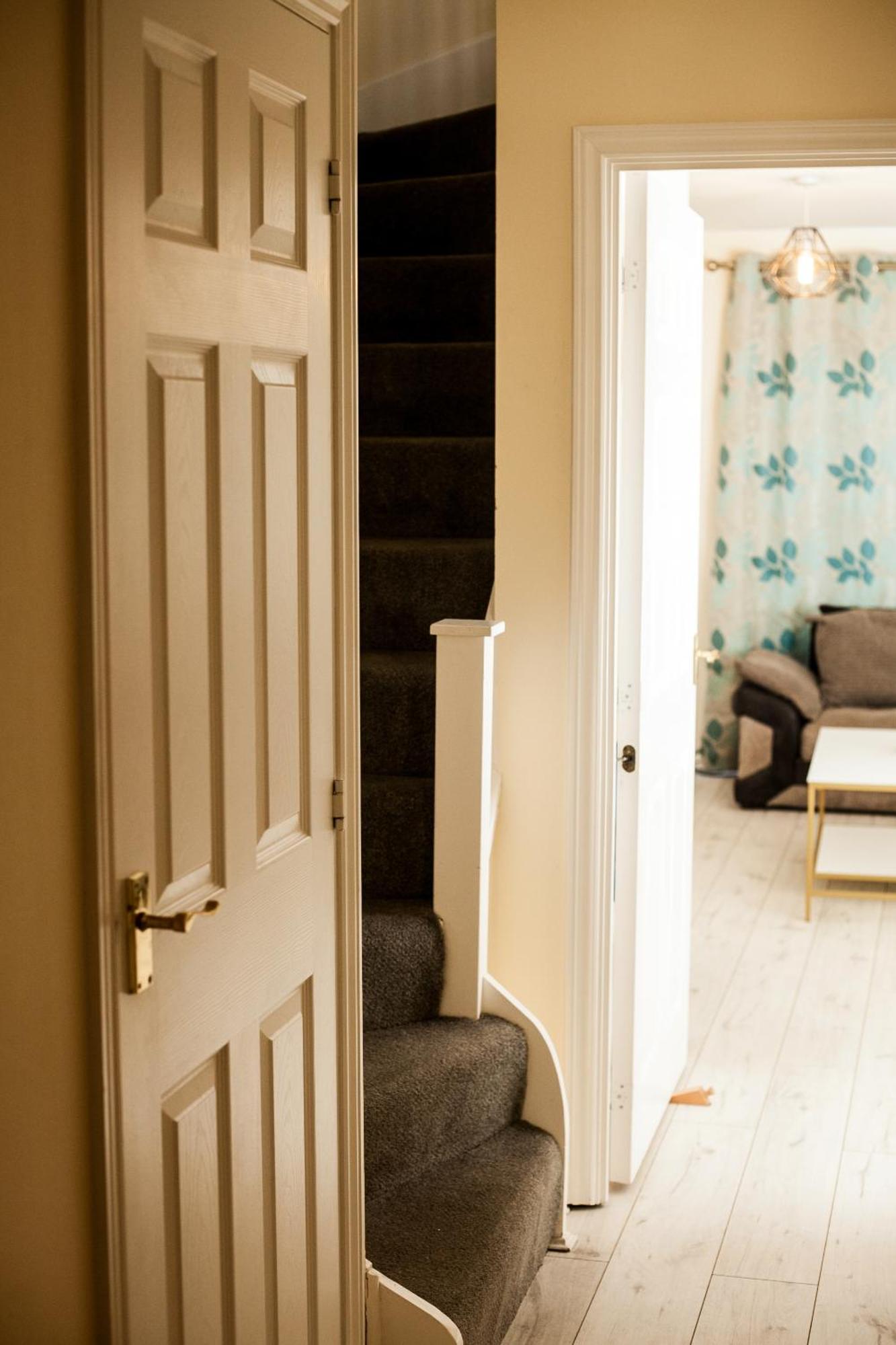 Avril Warwickshire Home Stay Nuneaton Exterior photo
