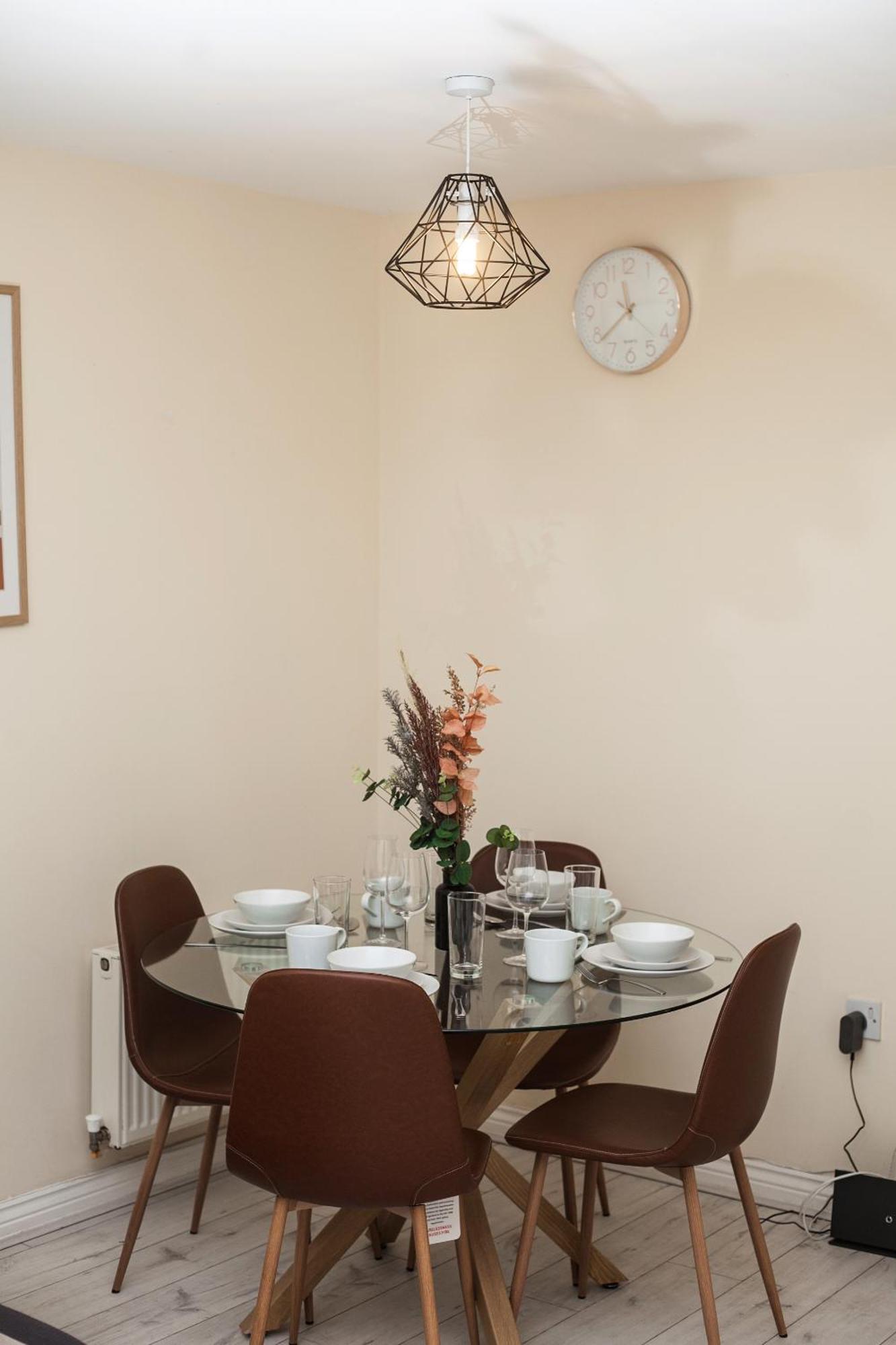 Avril Warwickshire Home Stay Nuneaton Exterior photo